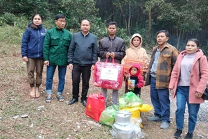 Đốt củi sưởi ấm khiến lửa cháy lan thiêu rụi toàn bộ căn nhà trong đêm