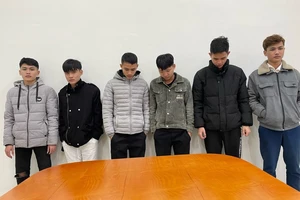 Bắt quả tang 6 thanh niên sử dụng ma tuý trong khu nhà hoang