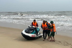 Dùng mô tô nước ứng cứu 3 ngư dân gặp nạn trên biển