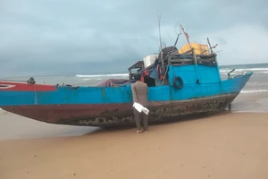 Tàu cá trôi dạt vào bờ biển Quảng Bình đã có người nhận