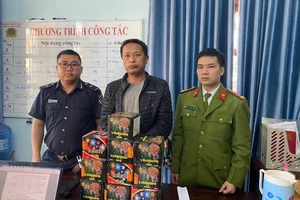 Bị khởi tố vì đặt mua 10 hộp pháo nổ