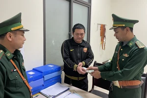 Thiếu tá biên phòng trả lại hơn 14 triệu đồng nhặt được ở cửa khẩu