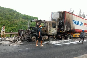 Xe container bốc cháy trên Quốc lộ 1A, đoạn qua Quảng Bình