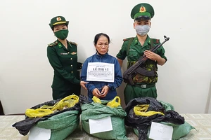 Bắt hai người phụ nữ vận chuyển 50 kg thuốc nổ 