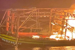 Quảng Bình: Tàu cá bốc cháy trên biển, 7 ngư dân may mắn thoát nạn