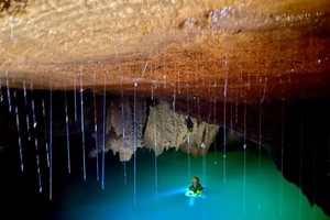 Bí ẩn hồ nước màu xanh ngọc bích nằm ‘lơ lửng' vừa được phát hiện ở Quảng Bình