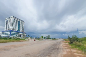 Tháo dỡ rào chắn đặt trước cổng bệnh viện đa khoa ở Quảng Bình