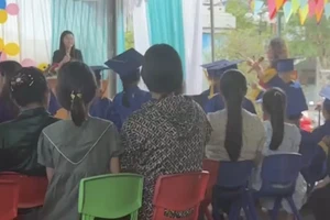 Hiệu trưởng ngăn cản trưởng hội phụ huynh phát biểu về những khuất tất trong lễ tổng kết