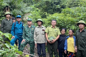 Kiểm lâm cùng người dân vào khu vực rừng nghi có hổ để tìm dấu vết