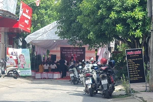 Phản cảm cảnh chặn đường tổ chức sinh nhật của 1 cơ sở kinh doanh ở Quảng Bình