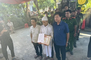 Truy tặng giấy khen cho người đàn ông tử vong khi chữa cháy rừng ở Quảng Bình