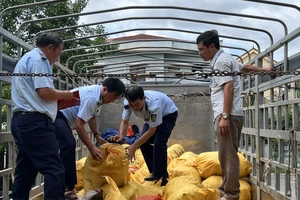 Bắt giữ xe tải khi đang chở 11 tấn mỡ bò không rõ nguồn gốc đi tiêu thụ