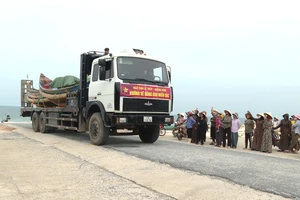 Người dân Quảng Bình đưa thuyền máy, ca nô và nhu yếu phẩm hỗ trợ bà con miền Bắc 