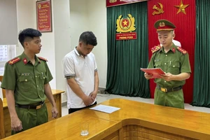 1 phó tổng giám đốc bị truy nã ra đầu thú