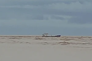 Tàu chở hàng bị mắc kẹt trên sông Gianh