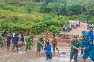 Người dân cùng biên phòng, công an 'vá' các điểm sạt lở tại ngầm tràn ở Quảng Bình