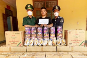 Chở hơn nửa tấn pháo hoa nổ trên xe container từ Lào về Việt Nam thì bị bắt