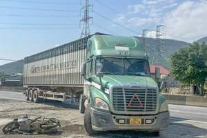 Va chạm với xe container, 2 người phụ nữ đi xe máy thương vong