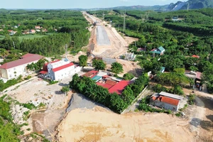 Người dân Quảng Bình tự nguyện bàn giao mặt bằng trước giờ cưỡng chế để thi công cao tốc Bắc - Nam 