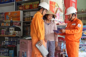 Điện lực Quảng Bình ‘đi từng ngõ, gõ cửa từng nhà’ hướng dẫn sử dụng điện an toàn