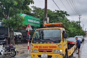 Nhiều tuyến phố ở Đồng Hới ngập nặng, xe ô tô chết máy