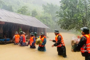 Quảng Bình: 1 người bị nước lũ cuốn trôi mất tích khi đang làm nhiệm vụ