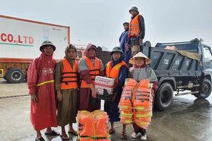 Lũ rút chậm, nhiều đoàn thiện nguyện tiếp cận hỗ trợ người dân vùng lũ Quảng Bình