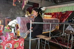 3 ngày ngồi cạnh quan tài cha trong căn nhà ngập lụt gần 2 mét