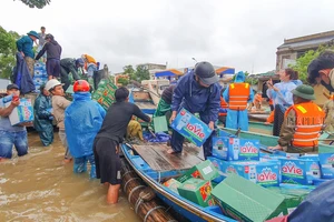 Người dân vùng lũ Quảng Bình thiếu nước sạch giữa biển nước mênh mông