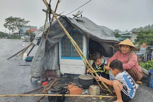 Người dân vùng lũ Quảng Bình dựng chòi ở tạm trên QL1A