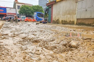 Lượng bùn khổng lồ bủa vây ‘rốn lũ’ Lệ Thủy, người dân dọn không xuể