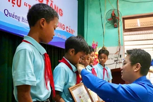 Trao Huy hiệu Tuổi trẻ dũng cảm cho 5 em học sinh cứu 2 người khỏi đuối nước