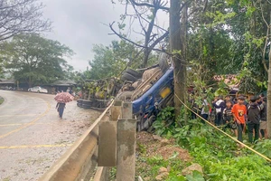 Xe container bị lật nghiêng trên quốc lộ 12A, 2 người bị thương