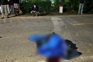 Va chạm với ô tô, 2 cha con tử vong thương tâm