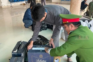 Chở gần 1.600 chai rượu ngoại nhập lậu ra Hà Nội tiêu thụ thì bị bắt