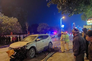 2 người đi xe máy thương vong sau va chạm với ô tô 