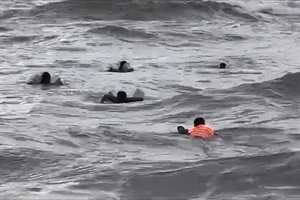 Sóng lớn đánh chìm tàu cá, 6 ngư dân bám vào mũi tàu suốt đêm chờ cứu hộ 