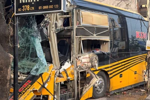 Ô tô khách đâm vào nhà dân trên Quốc lộ 1A ở Quảng Bình