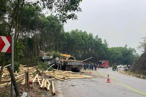 Hai xe tải tông trực diện trên Quốc lộ 12C khiến 2 người tử vong