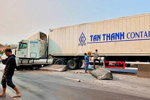 Xe container đâm dải phân cách, quốc lộ 1A đoạn qua Quảng Bình tắc đường kéo dài