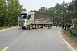 Xe máy chở 3 va chạm với xe tải, 1 học sinh tử vong