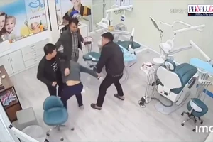 3 thanh niên lao vào phòng khám hành hung người 
