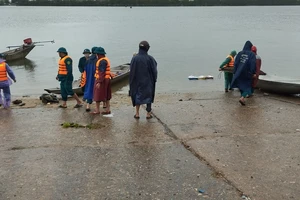 Hàng chục người tìm kiếm nam shipper nghi nhảy cầu tự tử 