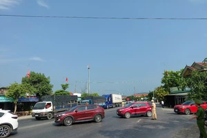 Quốc lộ 1A qua cầu Gianh ở Quảng Bình ùn tắc gần 1km