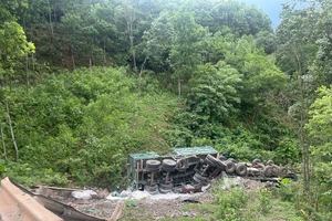 Tài xế kịp thoát khỏi cabin trước lúc xe đầu kéo lao xuống vực