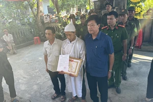 Truy tặng Huân chương dũng cảm cho người đàn ông tử vong khi chữa cháy rừng