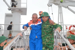 Cuộc trở về diệu kỳ của 11 thuyền viên sau hơn 15 giờ lênh đênh trên biển