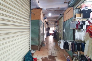 Vì sao hàng trăm ki-ốt ở ngôi chợ lớn nhất Quảng Bình ‘cửa đóng then cài’?