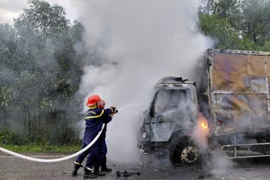 Xe tải bốc cháy dữ dội trên đường Hồ Chí Minh, đoạn qua Quảng Bình