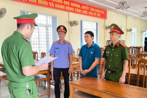 Chủ tịch hội đồng quản trị tự lập séc rút tiền của hợp tác xã tiêu xài